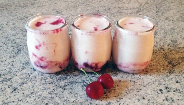 Réaliser un yaourt cerise maison à la yaourtière